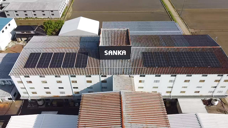 新潟県三条市 1.7MW 太陽光発電 導入事例｜穴あけ不要の屋根用クランプ「TR04」