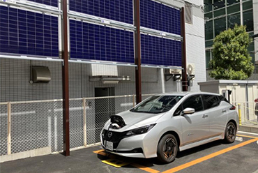 都市型再エネの新たな形：タイムズ24が大阪に垂直設置型太陽光発電を導入、脱炭素社会に向けた先進事例に	